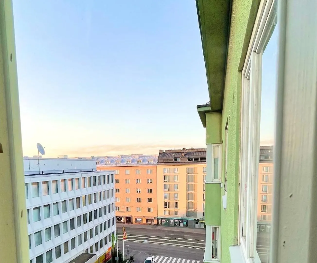 Penthouse Toeoeloe - High Ceilings, Wi-Fi, 24H Shop Apartment Helsinki 0*,  Finland