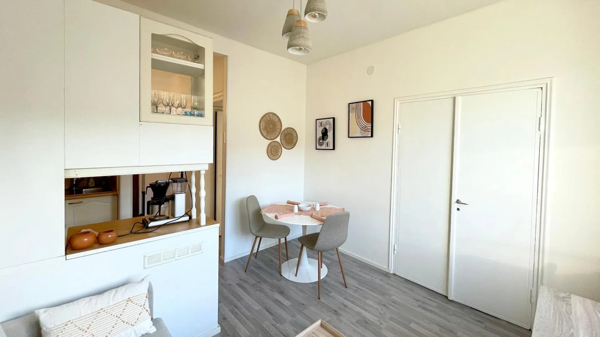 Penthouse Toeoeloe - High Ceilings, Wi-Fi, 24H Shop Apartment Helsinki