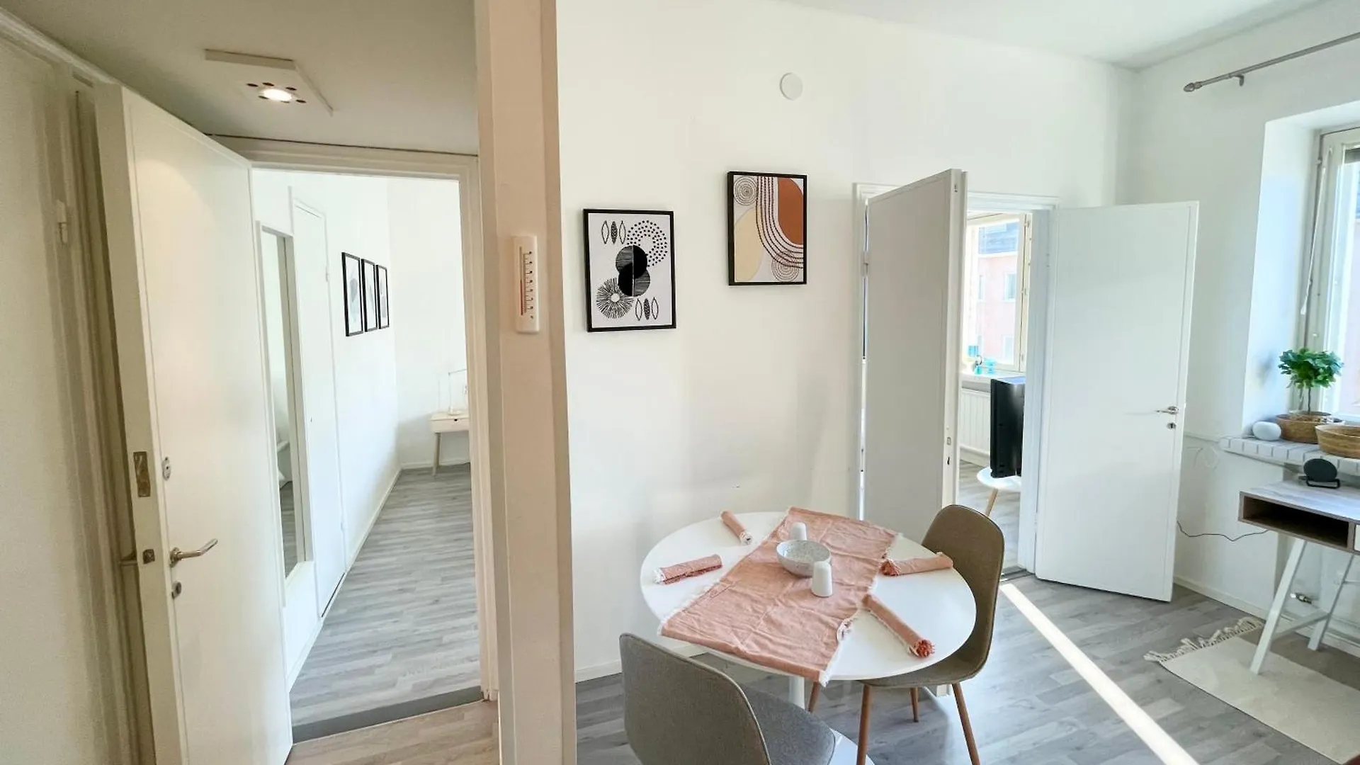 Penthouse Toeoeloe - High Ceilings, Wi-Fi, 24H Shop Apartment Helsinki