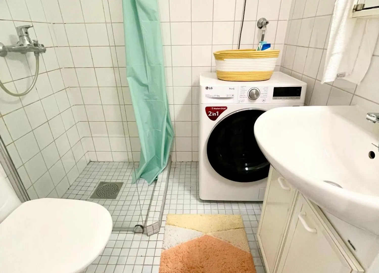 Penthouse Toeoeloe - High Ceilings, Wi-Fi, 24H Shop Apartment Helsinki 0*,  Finland