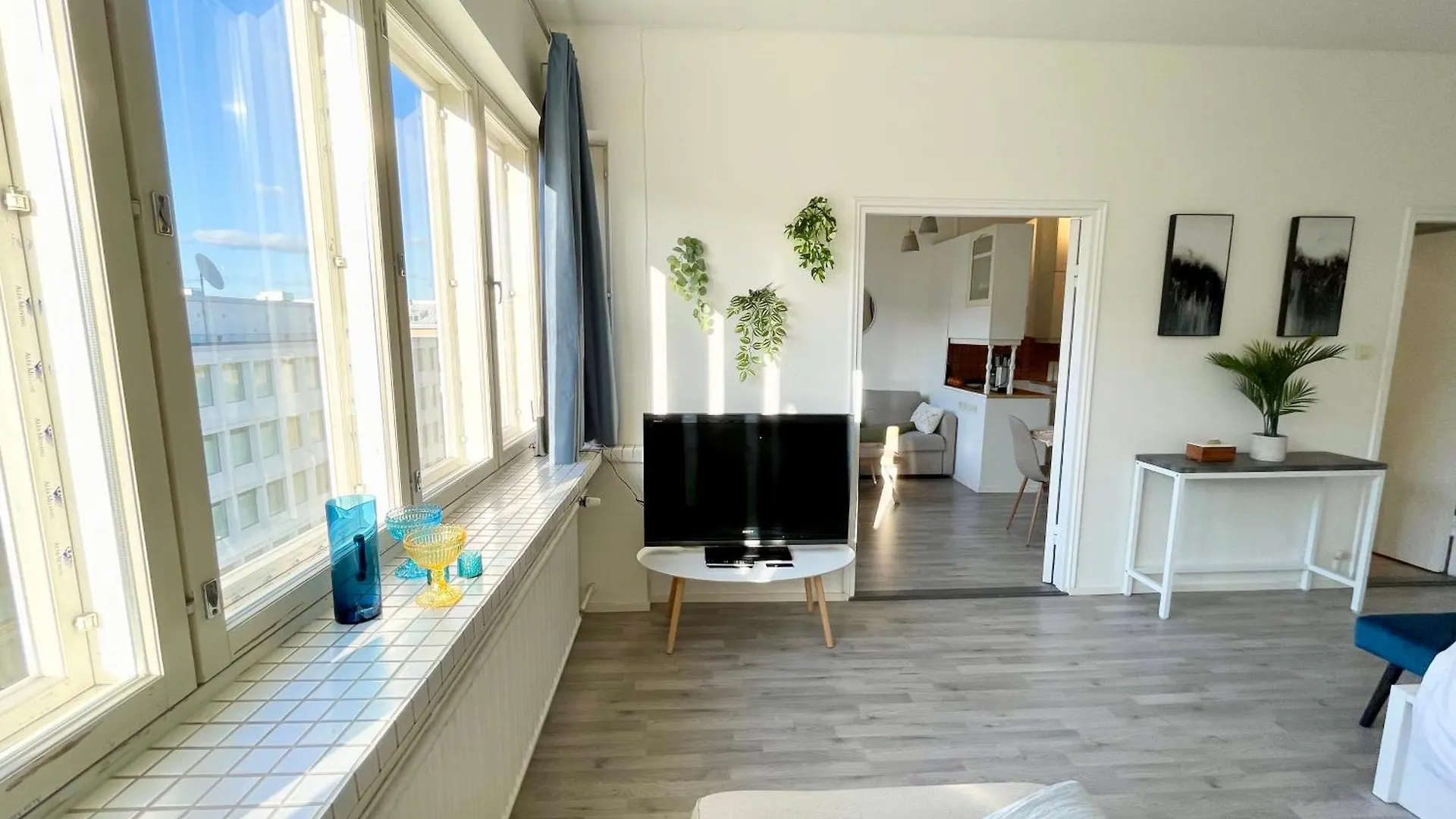 Penthouse Toeoeloe - High Ceilings, Wi-Fi, 24H Shop Lejlighed Helsinki 0*,  Finland